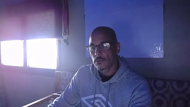 Snapshot of Marck_80 chatting on 11/14/25, 08:57 Marck 80 online show from 11/14/25, 08:57