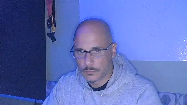 Snapshot of Marck_80 chatting on 11/15/25, 01:25 Marck 80 online show from 11/15/25, 01:25