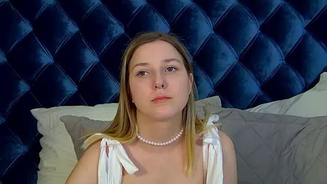 Snapshot of TinnaBurton chatting on 07/18/26, 04:33 TinnaBurton online show from 07/18/26, 04:33