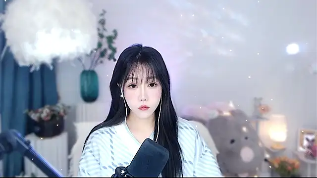 Laura 520 online show from 11/22/25, 12:42