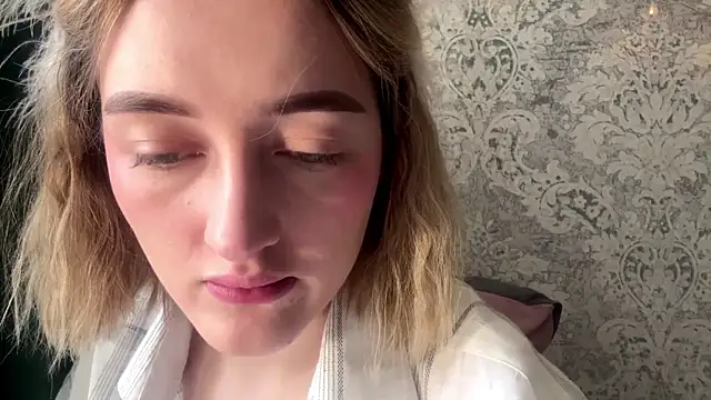 Snapshot of Emily_lyy chatting on 11/29/25, 09:23 Emily lyy online show from 11/29/25, 09:23