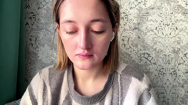 Snapshot of Emily_lyy chatting on 12/14/25, 09:03 Emily lyy online show from 12/14/25, 09:03