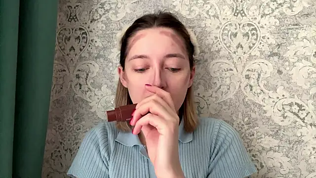 Snapshot of Emily_lyy chatting on 12/15/25, 07:34 Emily lyy online show from 12/15/25, 07:34