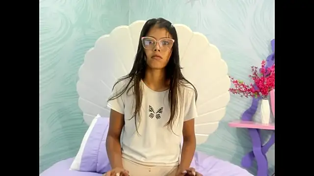 Snapshot of arietta_skinny chatting on 11/15/25, 07:43 arietta skinny online show from 11/15/25, 07:43