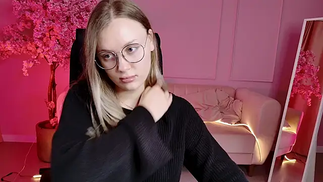 Snapshot of SandraLindsey chatting on 11/18/25, 11:47 SandraLindsey online show from 11/18/25, 11:47