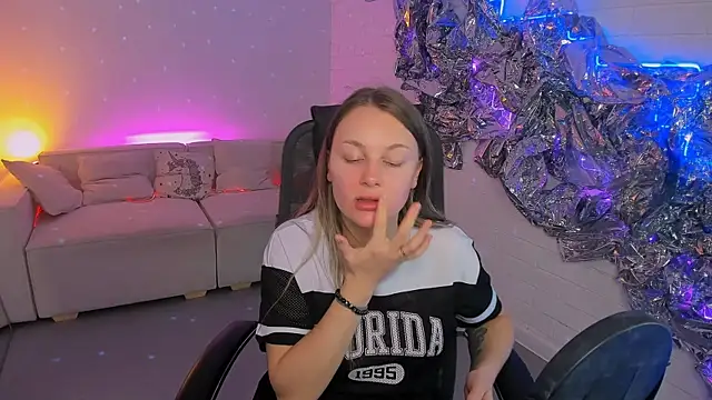 Snapshot of SandraLindsey chatting on 11/28/25, 01:36 SandraLindsey online show from 11/28/25, 01:36