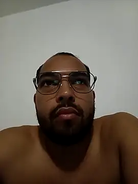 Snapshot of marloncolman98 chatting on 11/17/25, 04:46 marloncolman98 online show from 11/17/25, 04:46