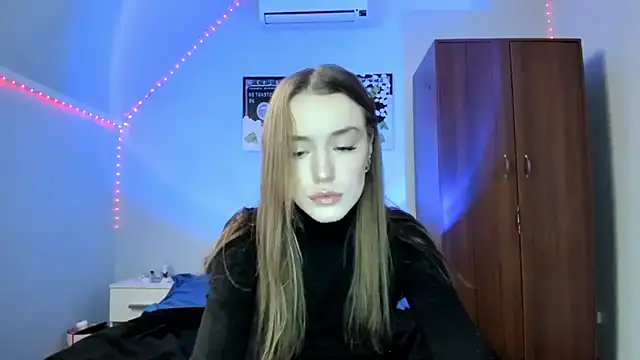 Snapshot of tinyglow chatting on 12/15/25, 02:27 tinyglow online show from 12/15/25, 02:27