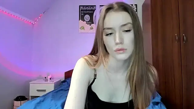 Snapshot of tinyglow chatting on 12/15/25, 07:29 tinyglow online show from 12/15/25, 07:29