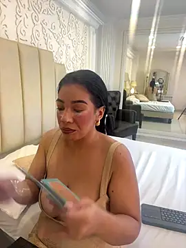 Snapshot of IvannaClaire chatting on 12/17/25, 12:33 IvannaClaire online show from 12/17/25, 12:33