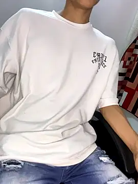 Snapshot of Andre_81q chatting on 11/19/25, 01:27 Andre 81q online show from 11/19/25, 01:27