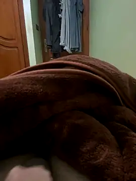 Snapshot of yassssst chatting on 12/19/25, 12:17 yassssst online show from 12/19/25, 12:17