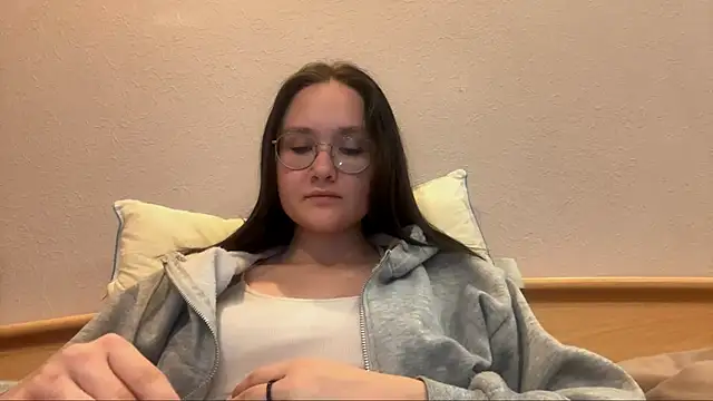 Snapshot of MidnightMelt chatting on 11/16/25, 01:17 MidnightMelt online show from 11/16/25, 01:17