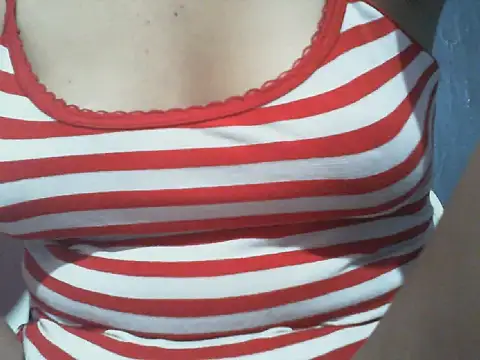 Snapshot of Monic18 chatting on 11/24/25, 12:27 Monic18 online show from 11/24/25, 12:27