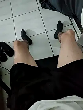 Snapshot of bnnzin chatting on 11/17/25, 10:37 bnnzin online show from 11/17/25, 10:37