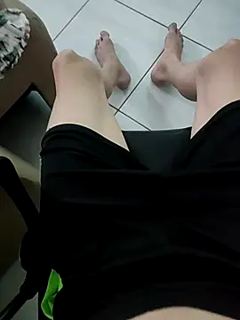 Snapshot of bnnzin chatting on 11/28/25, 10:45 bnnzin online show from 11/28/25, 10:45