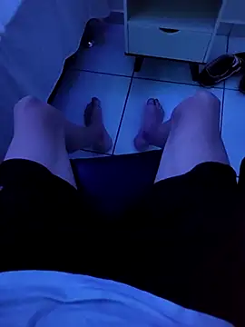 Snapshot of bnnzin chatting on 11/30/25, 05:44 bnnzin online show from 11/30/25, 05:44