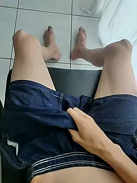 Snapshot of bnnzin chatting on 11/30/25, 06:34 bnnzin online show from 11/30/25, 06:34