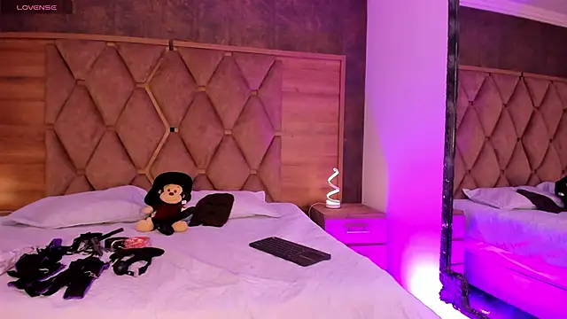 VictoriaSaenz1  online show from 11/17/25, 04:51