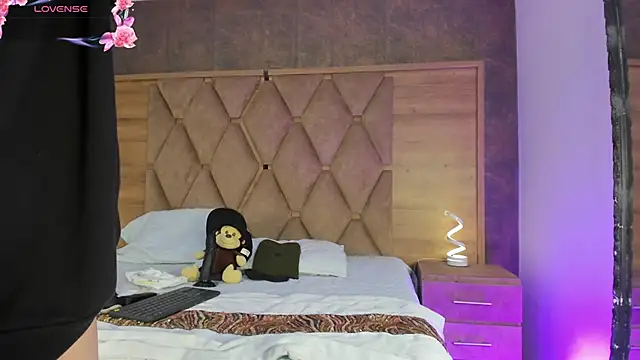 VictoriaSaenz1  online show from 11/21/25, 05:17