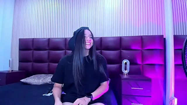 VictoriaSaenz1  online show from 11/30/25, 11:53