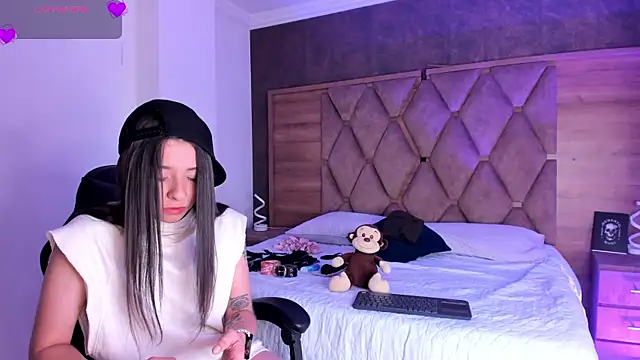 VictoriaSaenz1  online show from 12/20/25, 01:40