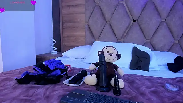 VictoriaSaenz1  online show from 12/22/25, 12:57