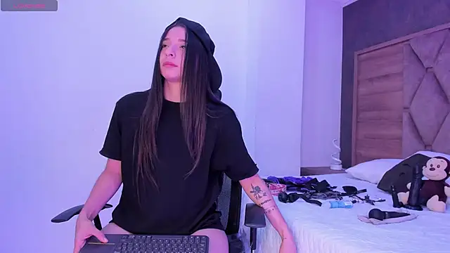 VictoriaSaenz1  online show from 12/23/25, 05:05