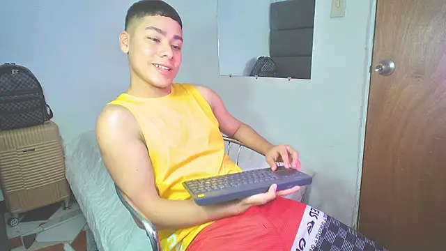 Snapshot of Lucastorrez01 chatting on 11/16/25, 04:45 Lucastorrez01 online show from 11/16/25, 04:45