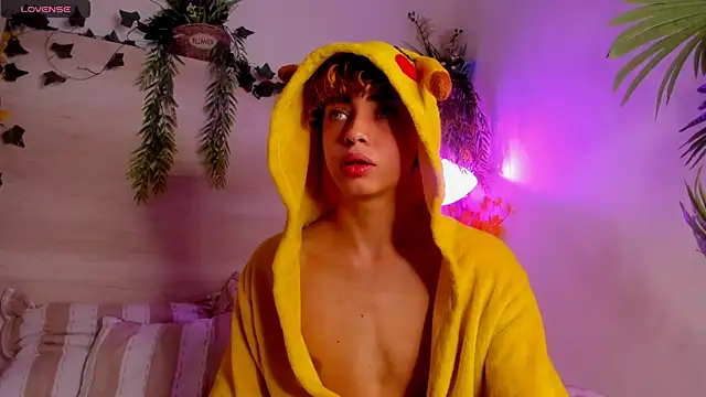 Snapshot of Twinkk_Guy chatting on 11/17/25, 05:02 Twinkk Guy online show from 11/17/25, 05:02