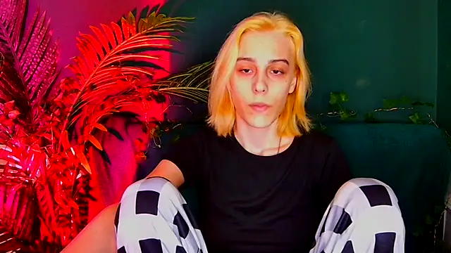 MiilaGlow online show from 12/19/25, 02:13