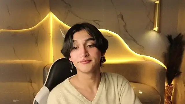 Snapshot of zoe_tp chatting on 11/22/25, 10:31 zoe tp online show from 11/22/25, 10:31