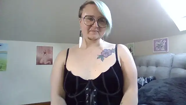 Snapshot of queerlyjaz chatting on 11/30/25, 06:45 queerlyjaz online show from 11/30/25, 06:45