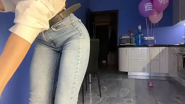 Snapshot of Jolienne chatting on 12/05/25, 04:14 Jolienne online show from 12/05/25, 04:14