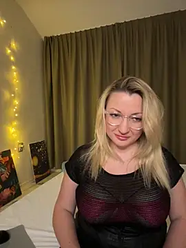 Snapshot of MilaLove__ chatting on 11/18/25, 09:52 MilaLove online show from 11/18/25, 09:52