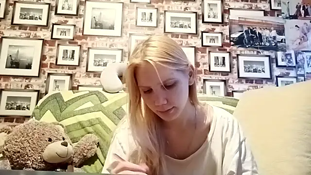 Snapshot of EvieBaggette chatting on 11/18/25, 07:35 EvieBaggette online show from 11/18/25, 07:35