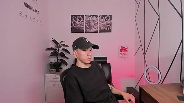 Snapshot of James_Adams_01 chatting on 11/20/25, 01:11 James Adams 01 online show from 11/20/25, 01:11