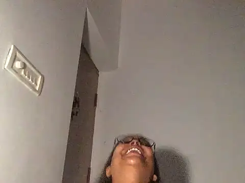 Snapshot of raveena_hot chatting on 12/16/25, 04:28 raveena hot online show from 12/16/25, 04:28