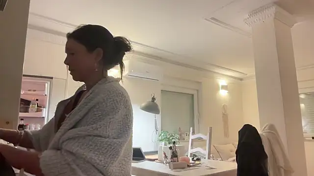 AnnaSophiaX online show from 12/02/25, 08:48