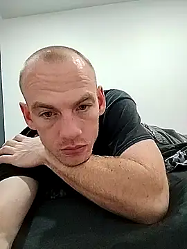 Snapshot of EBarh chatting on 11/18/25, 12:16 EBarh online show from 11/18/25, 12:16