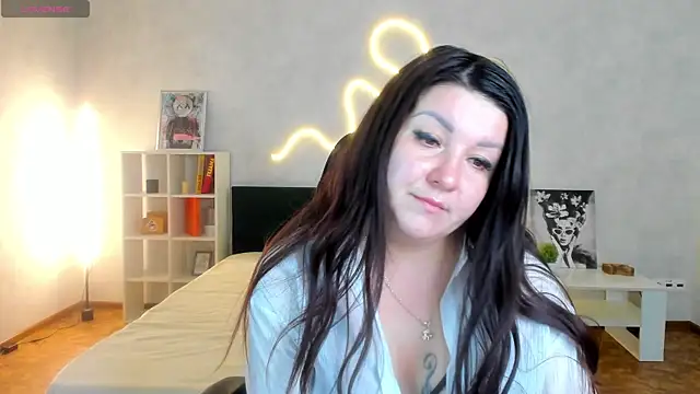 still  her online show from 12/04/25, 01:04