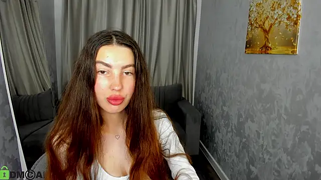 LiraRevery online show from 12/04/25, 12:42