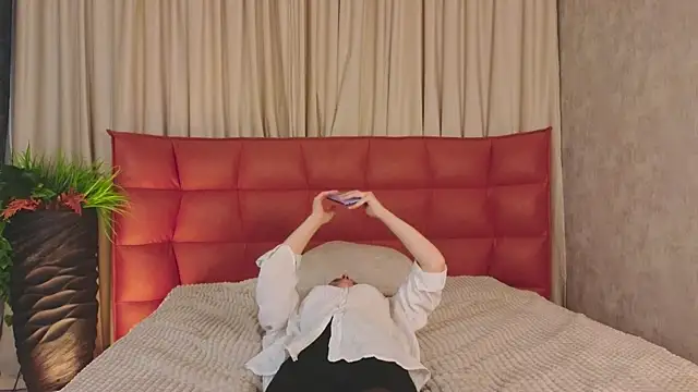 VelvetNyxen online show from 12/19/25, 02:24