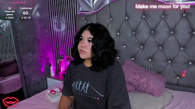 Snapshot of Amanda_Mooree chatting on 05/17/26, 03:37 Amanda Mooree online show from 05/17/26, 03:37