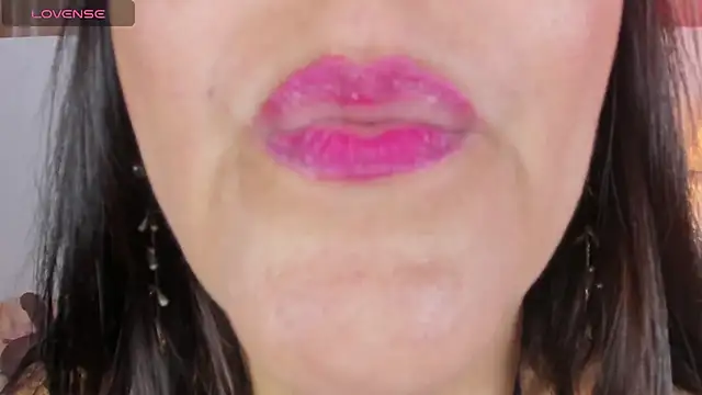 Snapshot of Sharlotte_BBW_ chatting on 11/19/25, 01:11 Sharlotte BBW online show from 11/19/25, 01:11