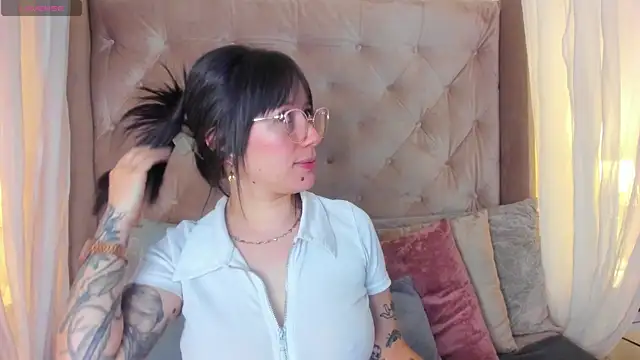 Snapshot of Annie_Petters chatting on 05/07/26, 01:05 Annie Petters online show from 05/07/26, 01:05