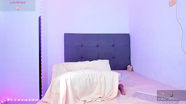 Snapshot of tessa__evans chatting on 02/04/26, 01:00 tessa evans online show from 02/04/26, 01:00