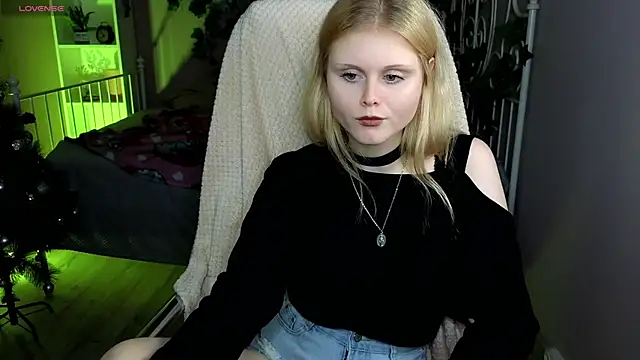 Snapshot of AnoraAmore chatting on 12/14/25, 09:08 AnoraAmore online show from 12/14/25, 09:08