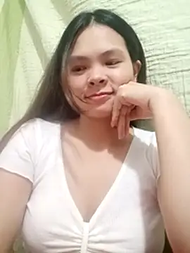 Snapshot of quynhquynh_ chatting on 12/14/25, 02:44 quynhquynh online show from 12/14/25, 02:44