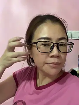 Snapshot of hoop659 chatting on 11/27/25, 12:18 hoop659 online show from 11/27/25, 12:18